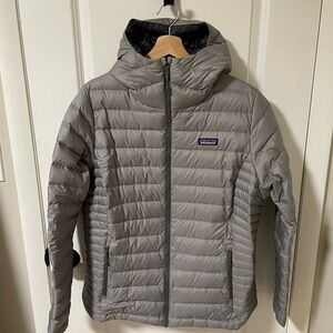 Women’s Patagonian Down Sweater Hoodie, grey, size XL.